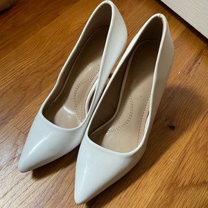 Women’s white heels. Size 5